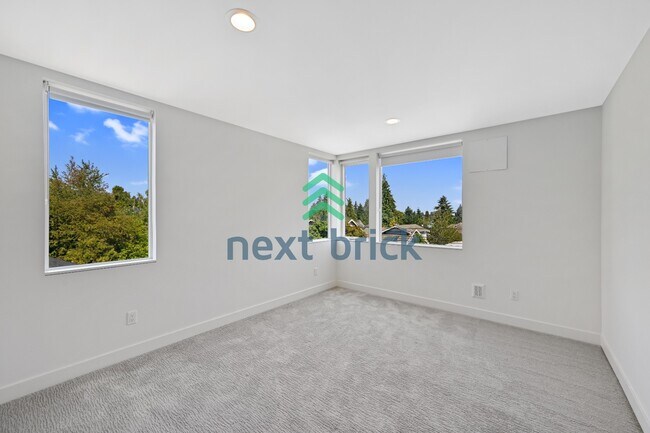 Building Photo - "Charming 2-Bed, 2-Bath Townhouse Retreat in Seattle – 1380 Sq Ft of Modern Comfort!"