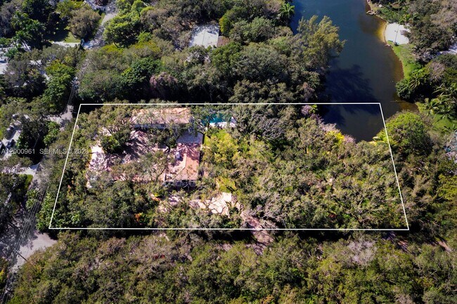 Building Photo - 10100 Lakeside Dr