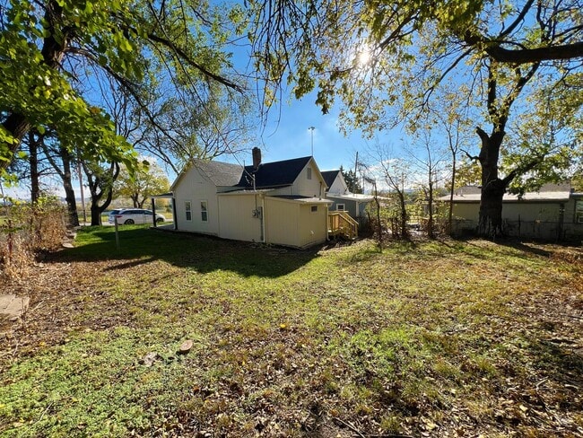 Building Photo - COMING SOON: Beautiful home in KCK!