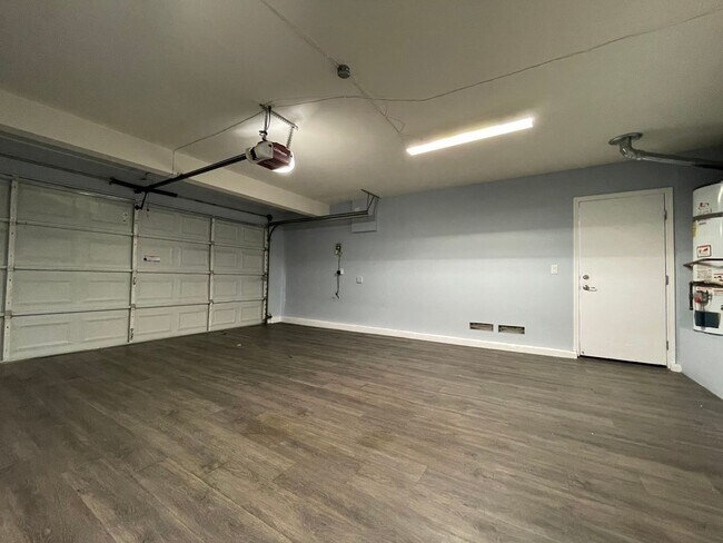 Building Photo - Freshly Updated & Move-In Ready