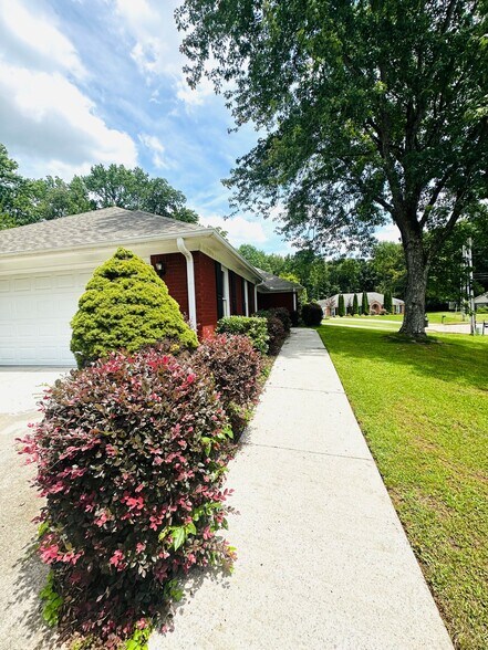 Building Photo - 101 Foxwatch Cir