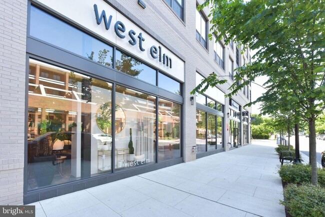 Building Photo - 900 N Washington St