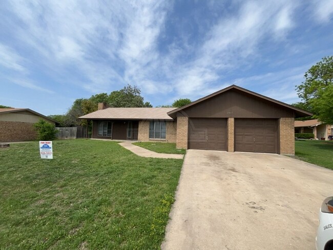 Primary Photo - 2407 Buttercup Cir