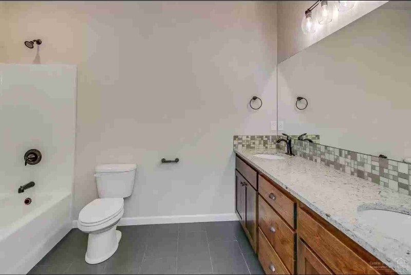 Building Photo - 629 NW Rimrock Dr