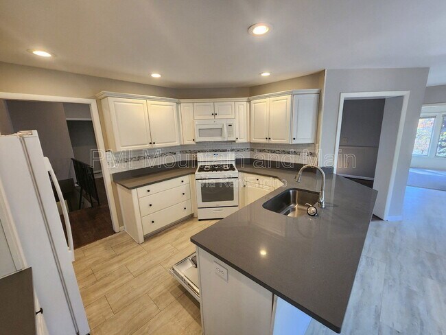 Building Photo - 4000 Laurel Park Hwy