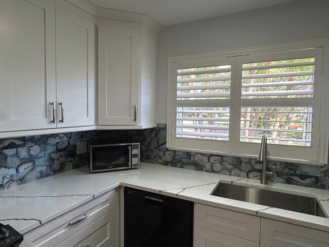 Building Photo - 451 Grove Isle Cir