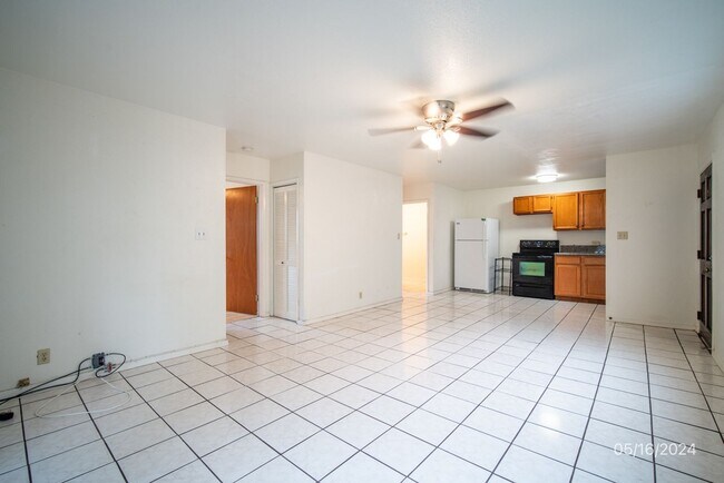 Building Photo - 2BR/1BA/2PKG(TANDEM) DOWNSTAIRS UNIT IN ALIAMANU THREE PLEX