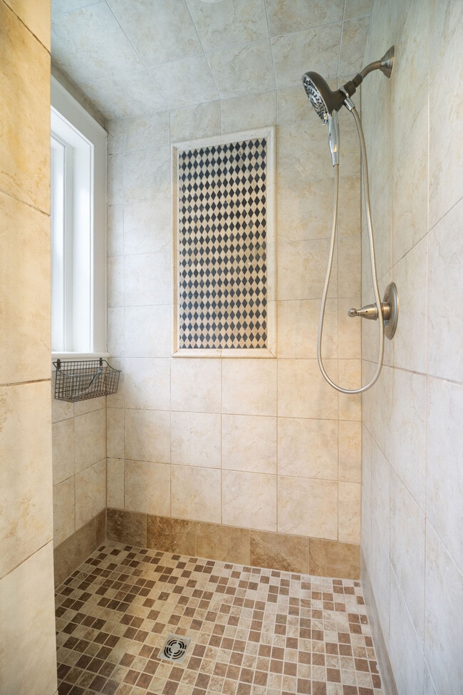 Building Photo - 821 Brandon Ave