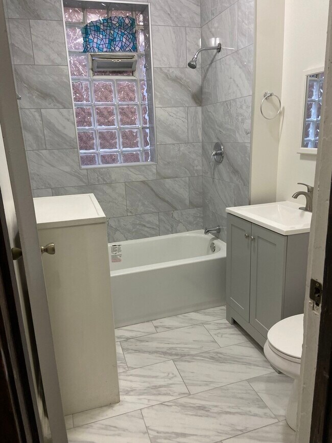 Building Photo - 622 N Trumbull Ave