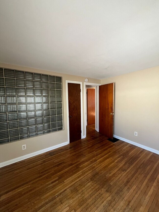 Building Photo - Comfortable 2-Bedroom Single-Family Home with Washer/Dryer Hookups