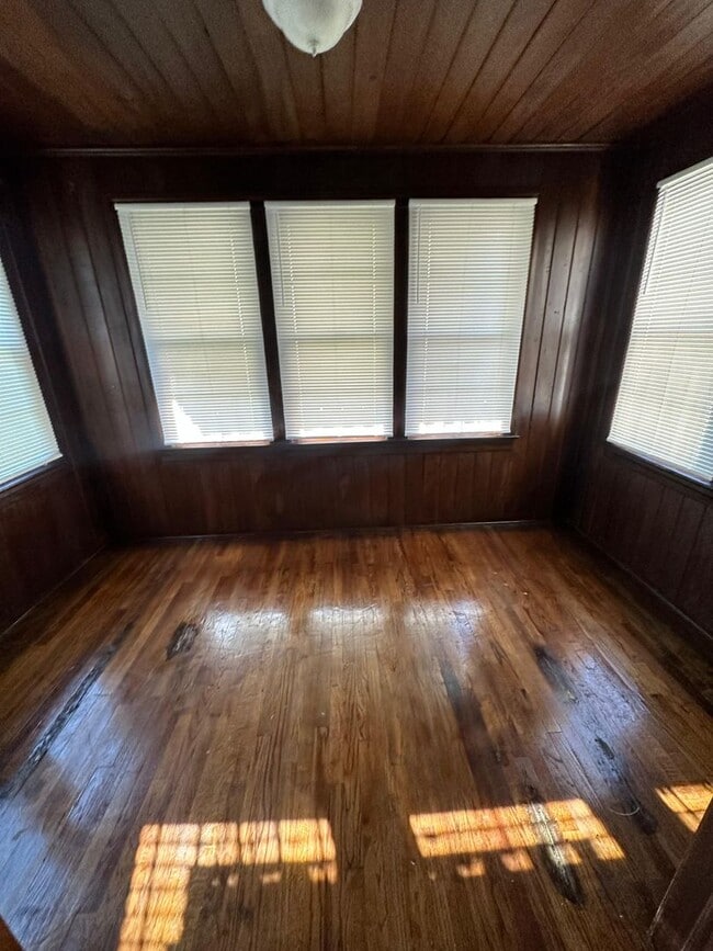 Building Photo - Fully Renovated 3/2 Available for Immediat...