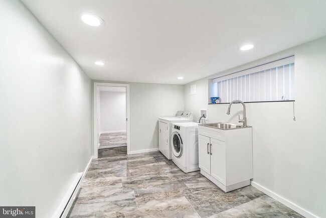 Building Photo - 23 E Elm St