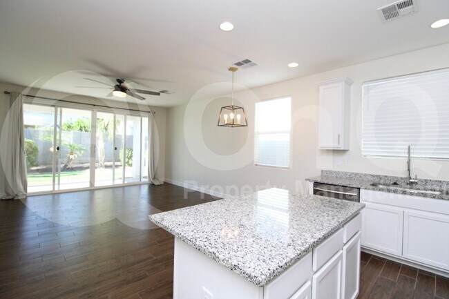 Building Photo - 624 E Vail Ln
