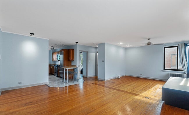Building Photo - 1208 W Chase Ave