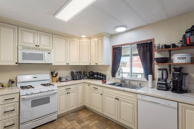 Building Photo - 55+ Senior Community~ 2 bed/2 bath with Am...