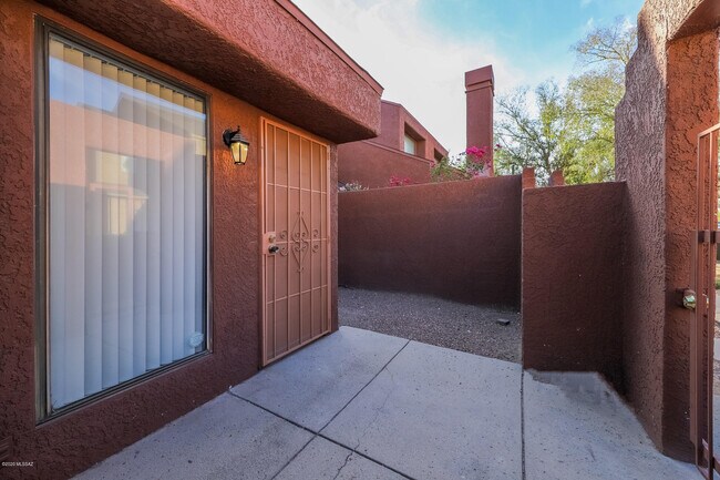 Building Photo - 4021 N Weimer Pl