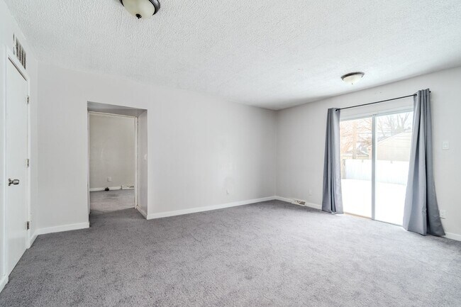 Building Photo - Newly Renovated Warren Gem: New Appliances, Hardwood & Cozy New Carpet!