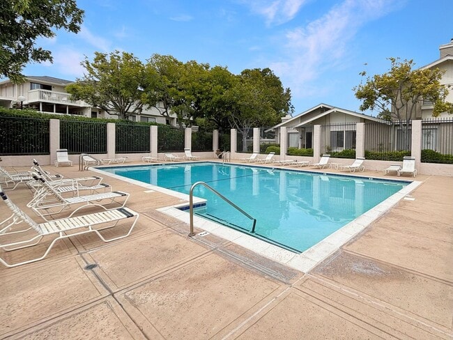 Building Photo - Beautiful 3BD/2.5BA Condo Located in Unive...