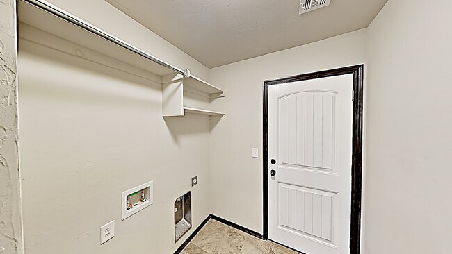 Building Photo - Beautiful 4 Bedroom Home in Mustang Schools!