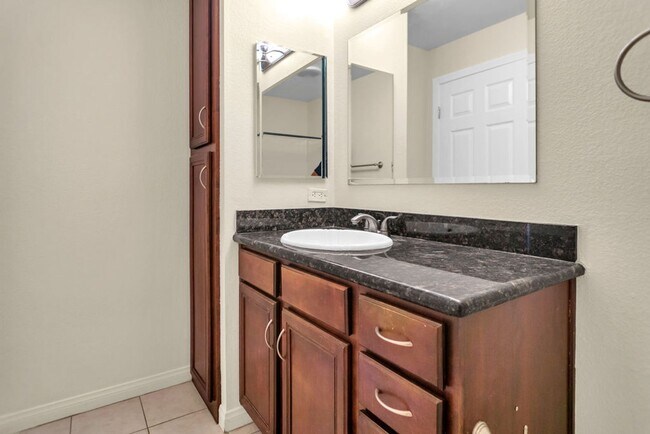 Building Photo - Great 2/1 condo close to SDSU and Colina Del Sol Park!