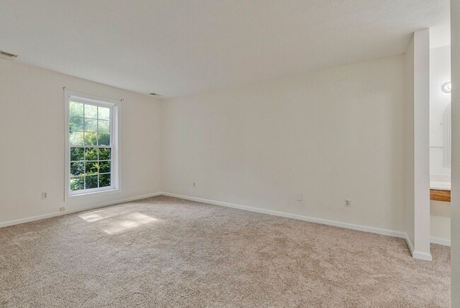 Building Photo - Bright & Cheery 2 BR 2 Bath Unit Available...