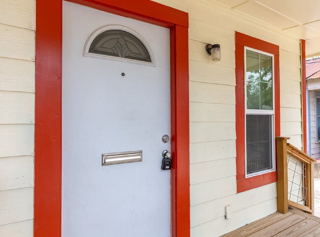 Building Photo - 330 Gem Ln