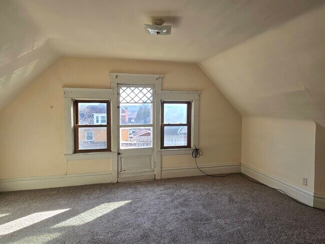 Building Photo - 544 E Pearl St