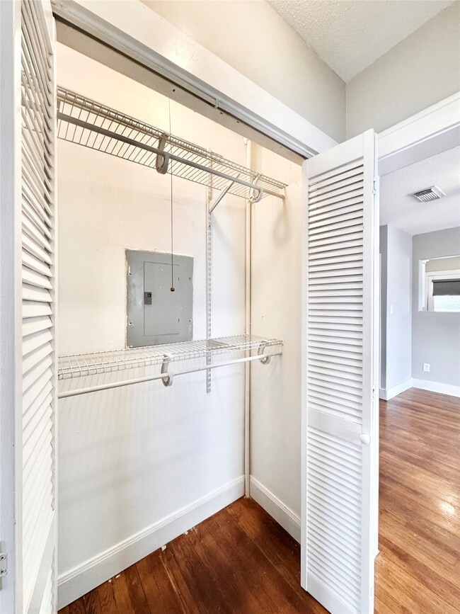 Building Photo - 629 E 11th St