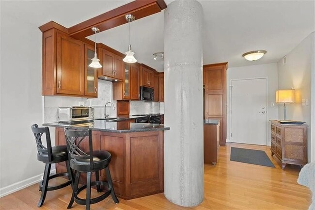 Building Photo - 803 W 48th St