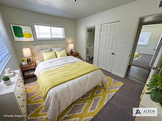 Building Photo - Spacious 4 bedroom 2 bath house with large backyard!