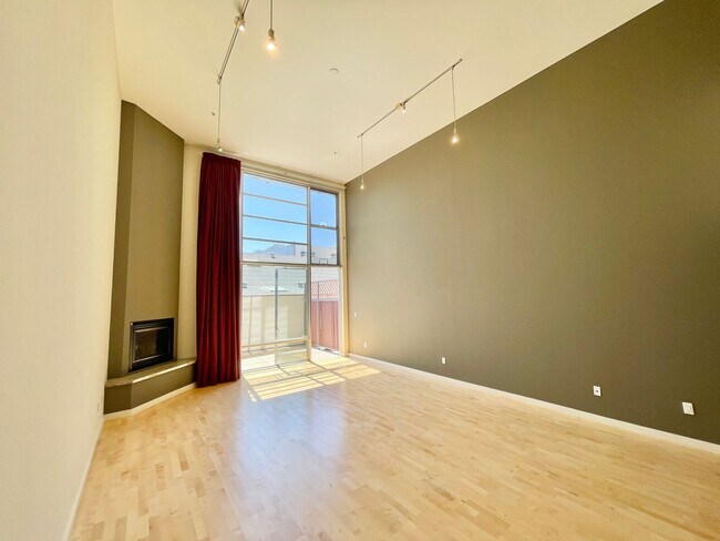 Building Photo - 1,600 sqft 2-Level SOMA 1BD+2 Bonus Rooms+ 1.5BA Loft! 2 Car Pkg! Laundry! Balcony! -PROGRESSIVE