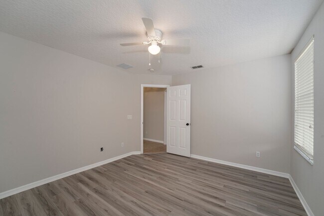 Building Photo - Cute and Spacious 3/2 Home with Bonus Room...