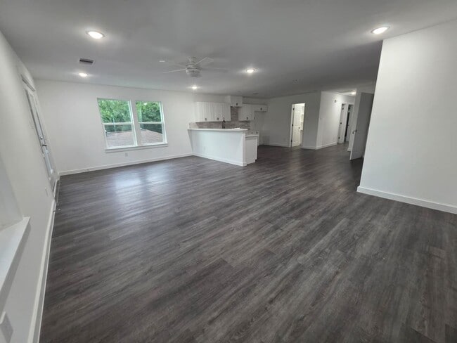 Building Photo - Stunning Duplex with Garage & Modern Finishes