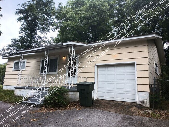 Building Photo - Don't Miss this Charming 2 bedroom with Ga...
