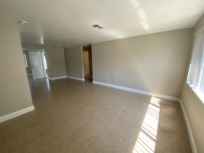 Building Photo - Beautiful 2 bed, 2 updated baths home in the sought-after boating community of Gulf Harbors.
