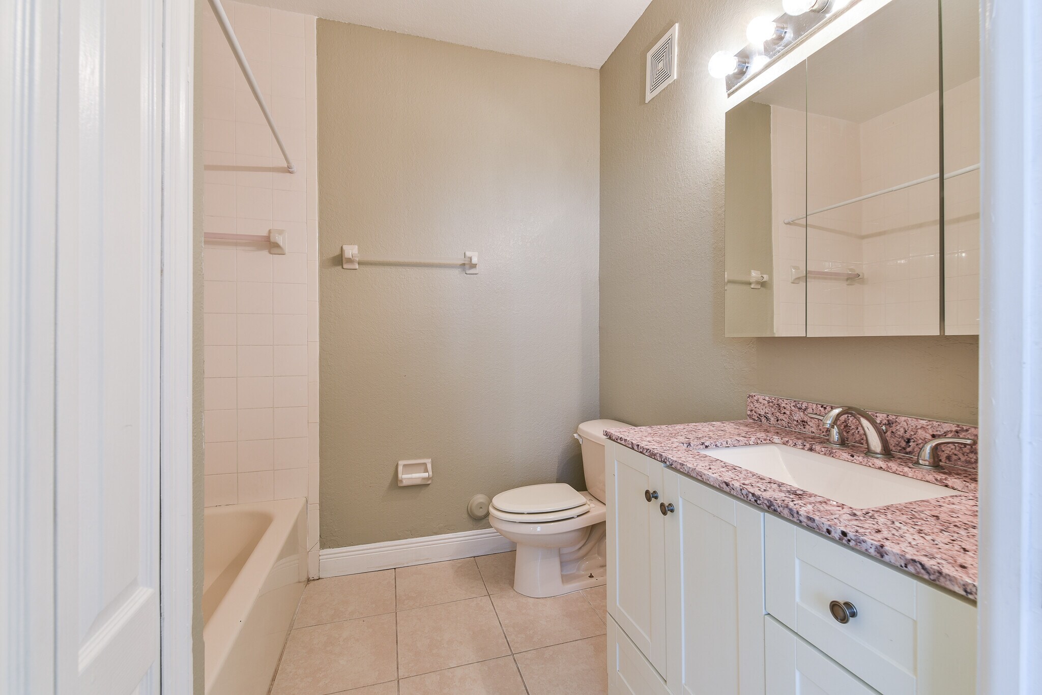 Building Photo - 1663 SE 29th St # 109
