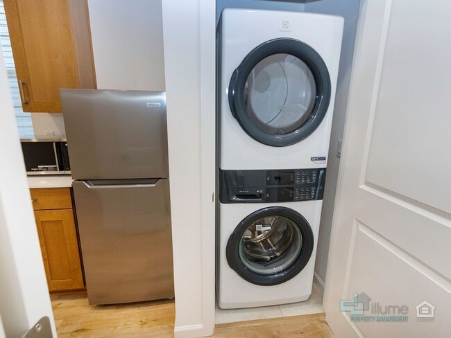 Building Photo - Bright 2-Bedroom, 2.5-Bathroom Home in Hillsboro