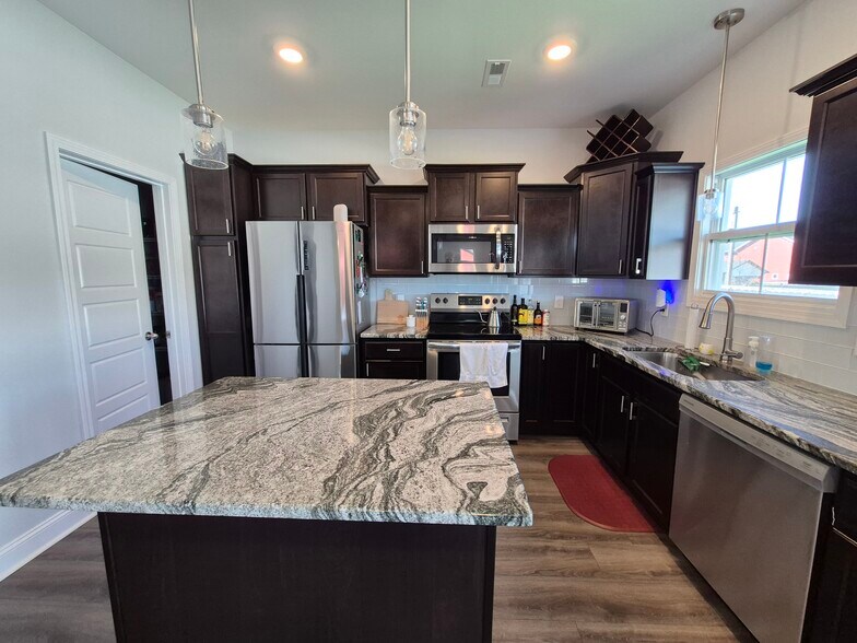 Kitchen - 207 King Rd