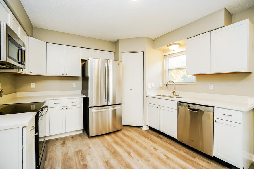 Building Photo - 1667 Eastbrook Dr N
