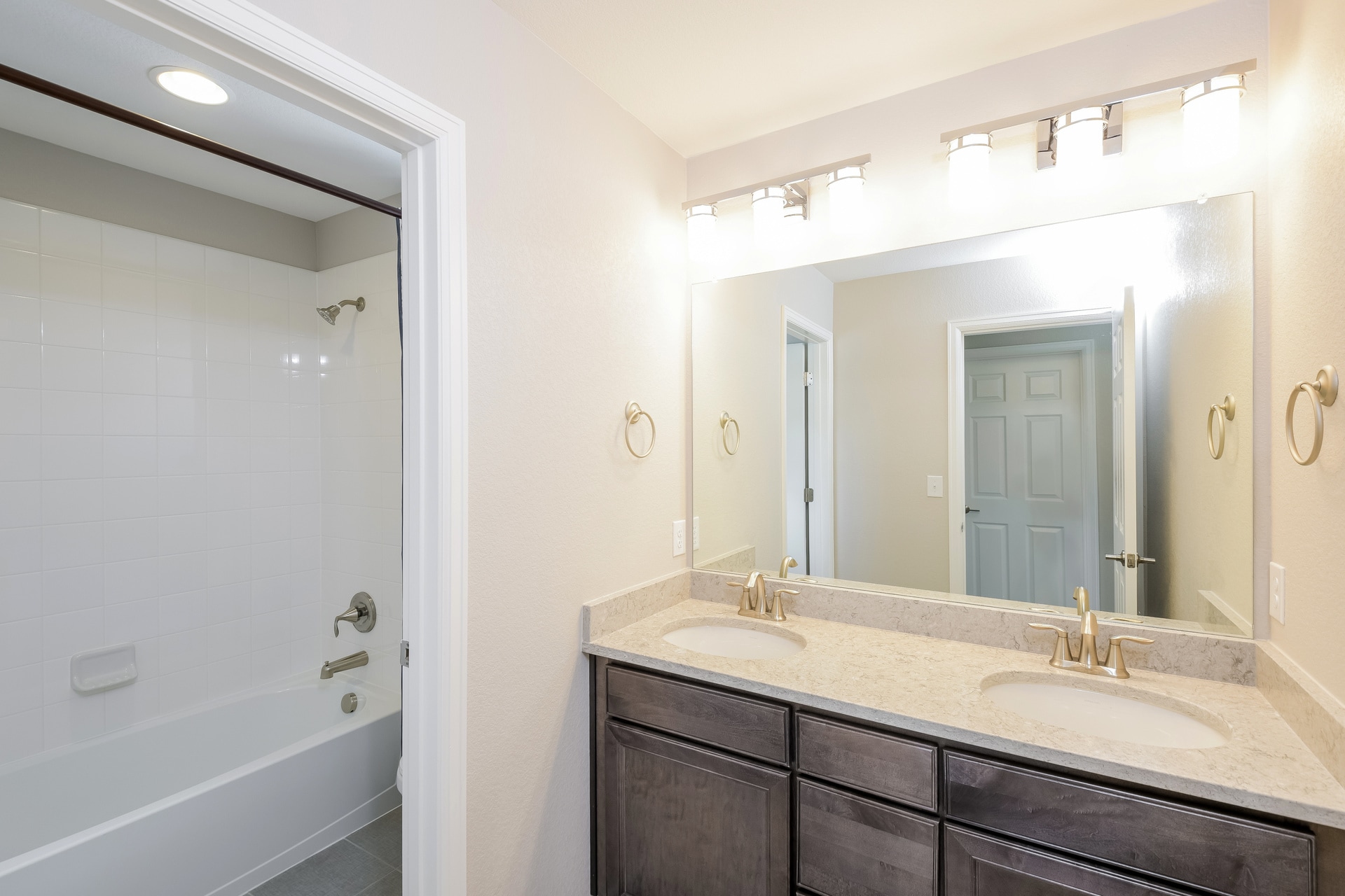 Building Photo - 6457 N Ceylon St