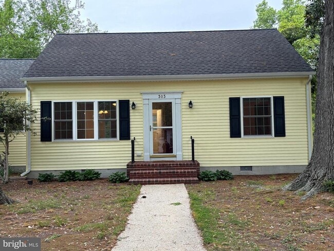 Building Photo - 303 Oak Ave