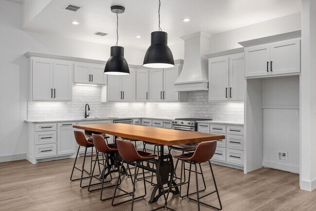 Building Photo - 2 Pinnacle Club Dr