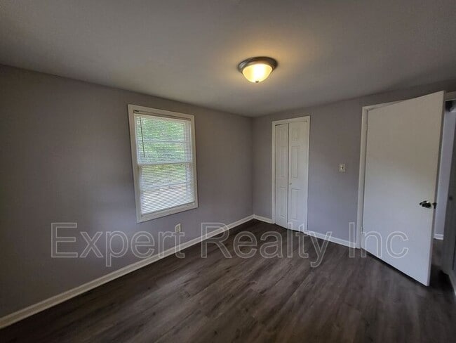 Building Photo - 203 Silver Leaf Dr