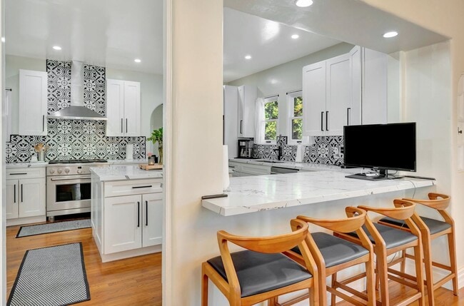 Building Photo - Luxury Bayside Living in Loma Portal with 5 bedrooms & 3 baths!