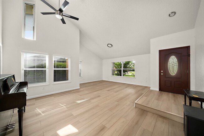 Building Photo - 3219 The Highlands Dr