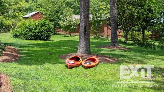 Building Photo - Gorgeous Waterfront Property with 4 Bedroo...