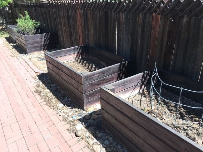 Building Photo - Charming Sparks Duplex - Yard/Garage/Centr...