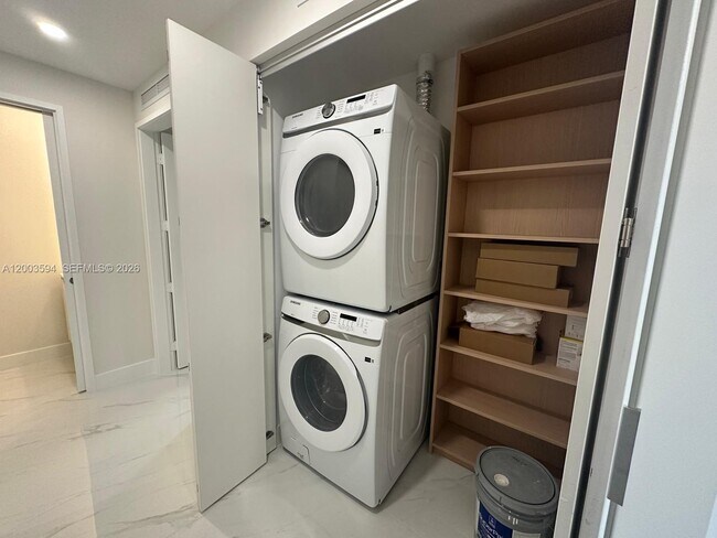 Building Photo - 700 NE 24th St