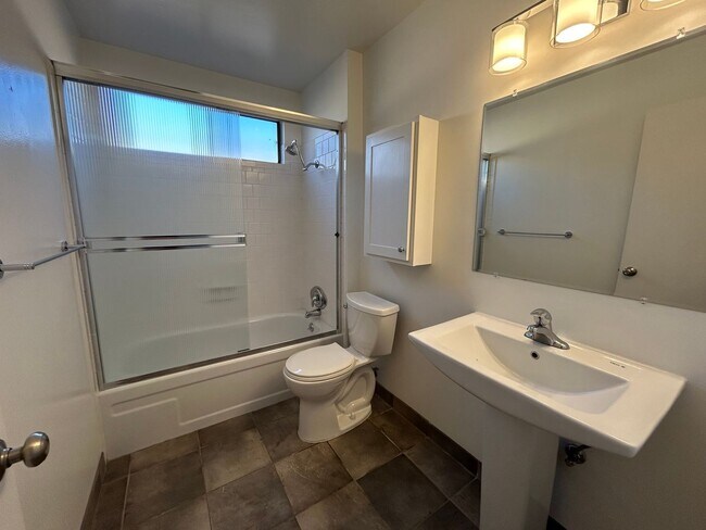 Building Photo - 810 Shady Oak Dr