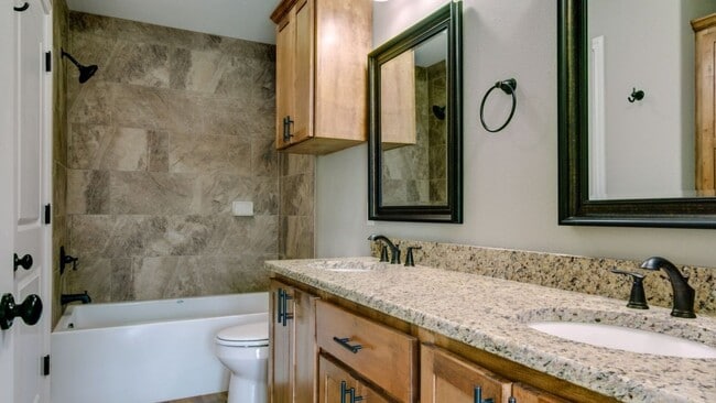 Building Photo - 4 Bedroom PG Townhome for Rent!